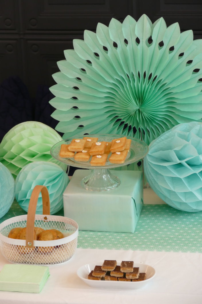 Lancement nouveau rouge à lèvres Pop Lips de Clinique avec Studio Candy : prestation sur mesure : table décorée, pâtisseries en forme de bouche, sablés logo, fontaines à boissons