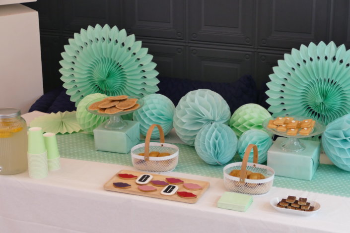 Lancement nouveau rouge à lèvres Pop Lips de Clinique avec Studio Candy : prestation sur mesure : table décorée, pâtisseries en forme de bouche, sablés logo, fontaines à boissons