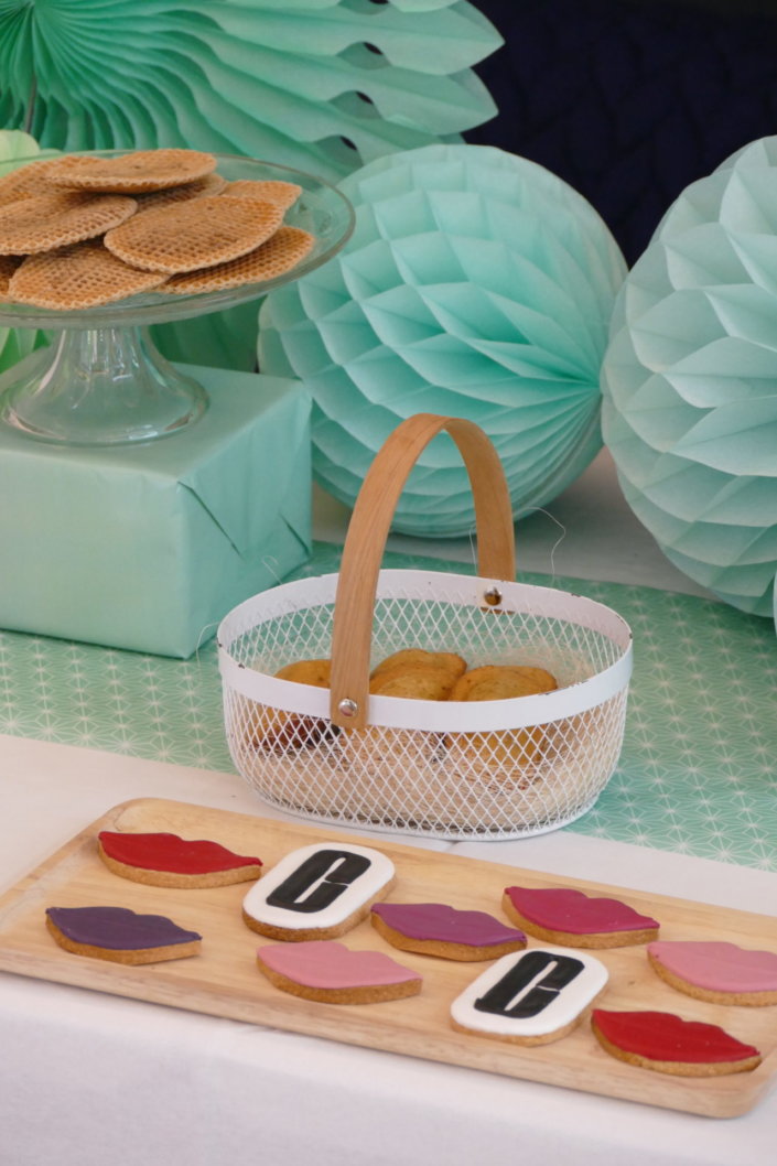 Lancement nouveau rouge à lèvres Pop Lips de Clinique avec Studio Candy : prestation sur mesure : table décorée, pâtisseries en forme de bouche, sablés logo, fontaines à boissons