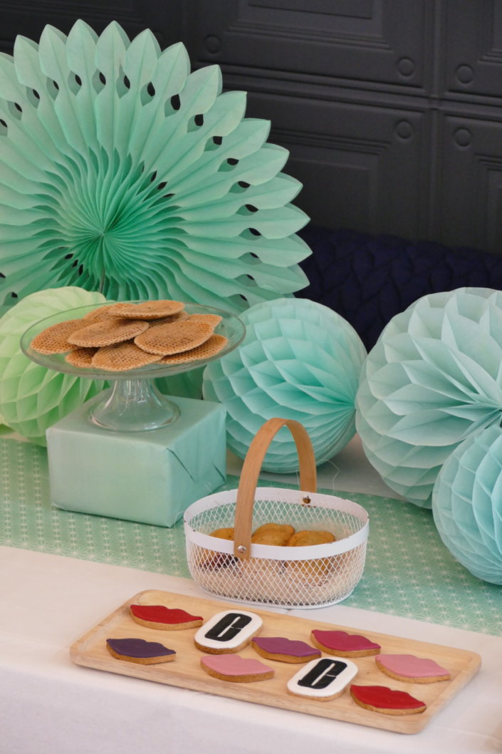 Lancement nouveau rouge à lèvres Pop Lips de Clinique avec Studio Candy : prestation sur mesure : table décorée, pâtisseries en forme de bouche, sablés logo, fontaines à boissons