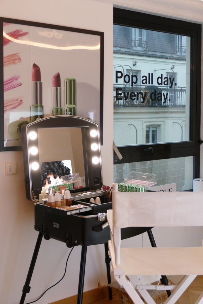 Lancement nouveau rouge à lèvres Pop Lips de Clinique avec Studio Candy : prestation sur mesure : table décorée, pâtisseries en forme de bouche, sablés logo, fontaines à boissons