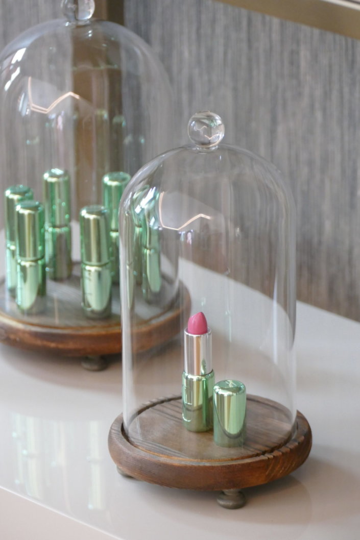 Lancement nouveau rouge à lèvres Pop Lips de Clinique avec Studio Candy : prestation sur mesure : table décorée, pâtisseries en forme de bouche, sablés logo, fontaines à boissons