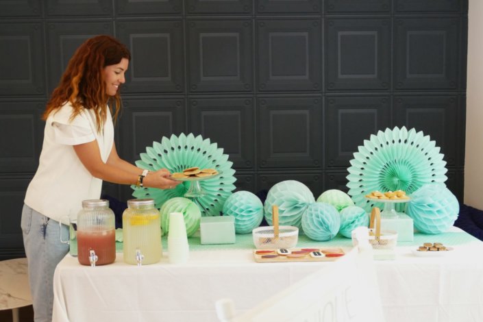 Lancement nouveau rouge à lèvres Pop Lips de Clinique avec Studio Candy : prestation sur mesure : table décorée, pâtisseries en forme de bouche, sablés logo, fontaines à boissons