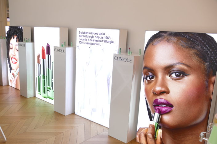 Lancement nouveau rouge à lèvres Pop Lips de Clinique avec Studio Candy : prestation sur mesure : table décorée, pâtisseries en forme de bouche, sablés logo, fontaines à boissons