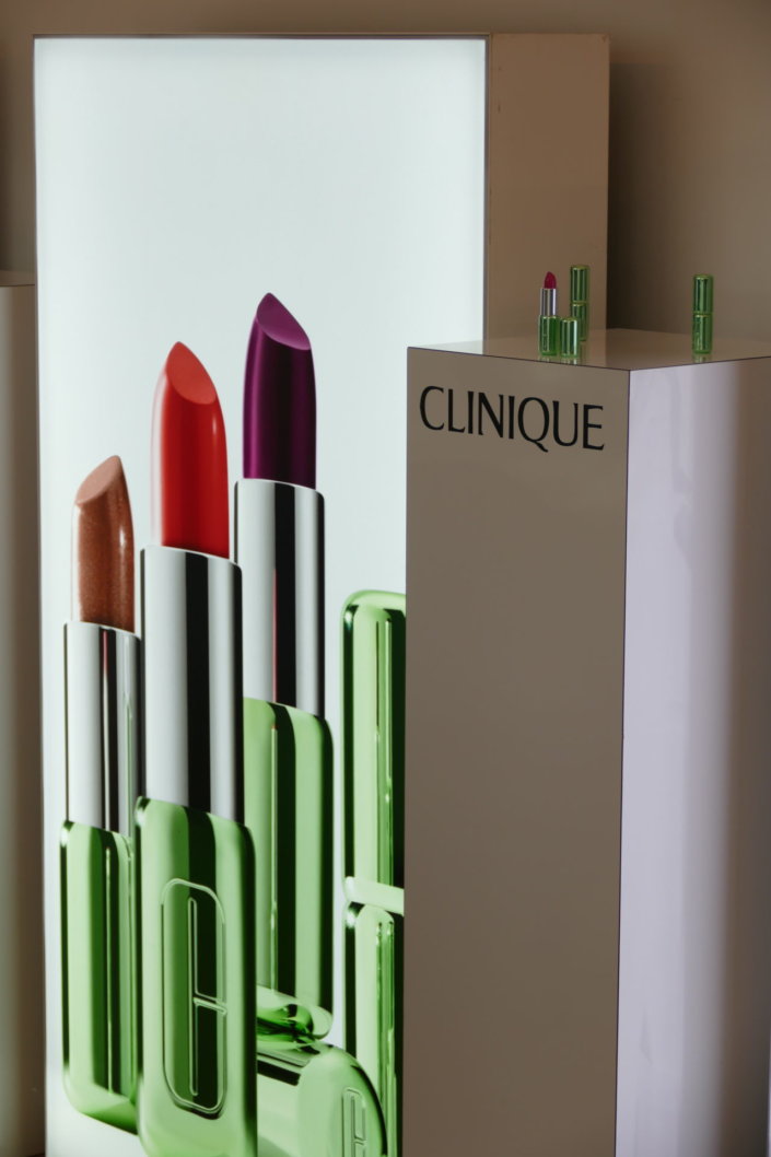 Lancement nouveau rouge à lèvres Pop Lips de Clinique avec Studio Candy : prestation sur mesure : table décorée, pâtisseries en forme de bouche, sablés logo, fontaines à boissons