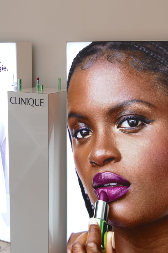 Lancement nouveau rouge à lèvres Pop Lips de Clinique avec Studio Candy : prestation sur mesure : table décorée, pâtisseries en forme de bouche, sablés logo, fontaines à boissons