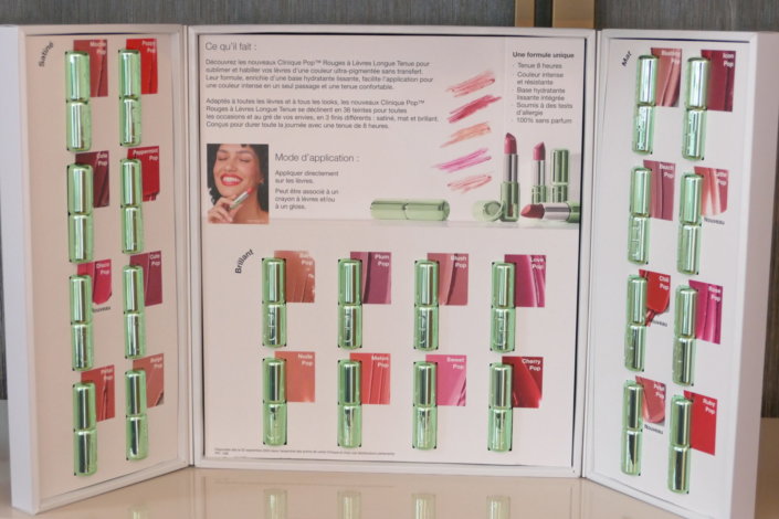 Lancement nouveau rouge à lèvres Pop Lips de Clinique avec Studio Candy : prestation sur mesure : table décorée, pâtisseries en forme de bouche, sablés logo, fontaines à boissons