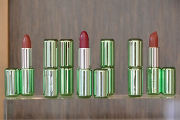 Lancement nouveau rouge à lèvres Pop Lips de Clinique avec Studio Candy : prestation sur mesure : table décorée, pâtisseries en forme de bouche, sablés logo, fontaines à boissons