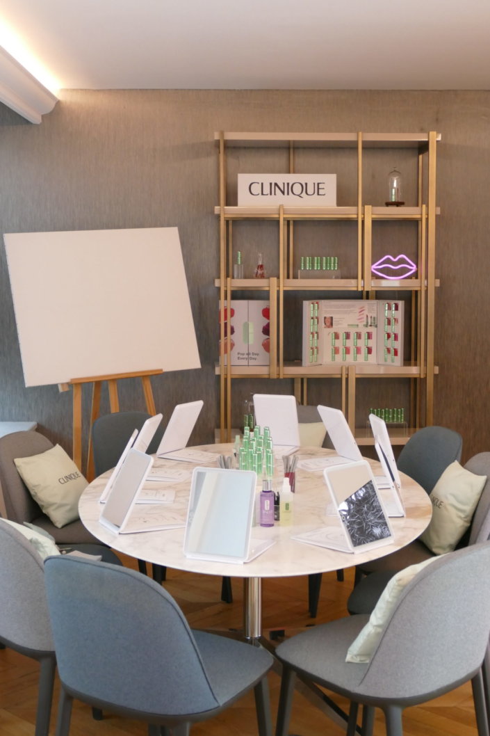 Lancement nouveau rouge à lèvres Pop Lips de Clinique avec Studio Candy : prestation sur mesure : table décorée, pâtisseries en forme de bouche, sablés logo, fontaines à boissons