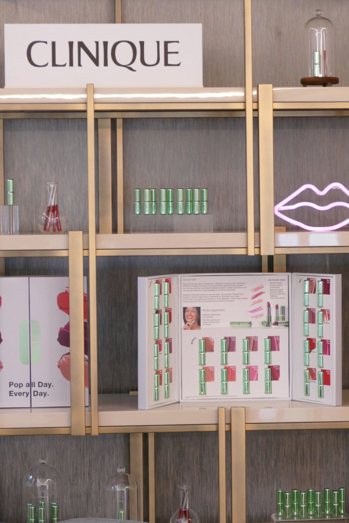 Lancement nouveau rouge à lèvres Pop Lips de Clinique avec Studio Candy : prestation sur mesure : table décorée, pâtisseries en forme de bouche, sablés logo, fontaines à boissons