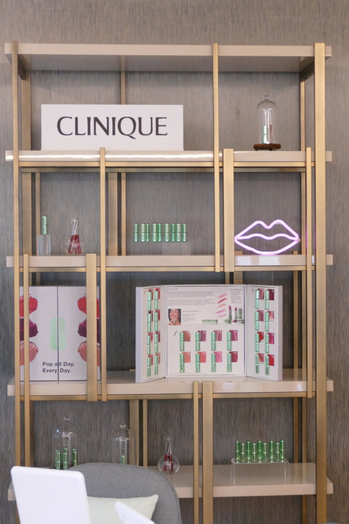 Lancement nouveau rouge à lèvres Pop Lips de Clinique avec Studio Candy : prestation sur mesure : table décorée, pâtisseries en forme de bouche, sablés logo, fontaines à boissons