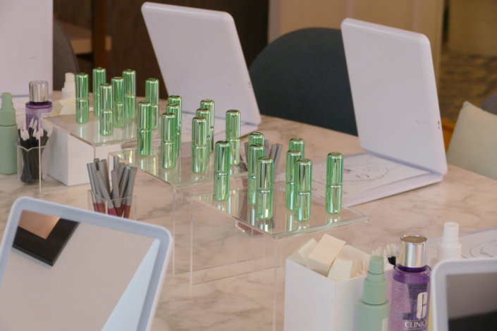 Lancement nouveau rouge à lèvres Pop Lips de Clinique avec Studio Candy : prestation sur mesure : table décorée, pâtisseries en forme de bouche, sablés logo, fontaines à boissons