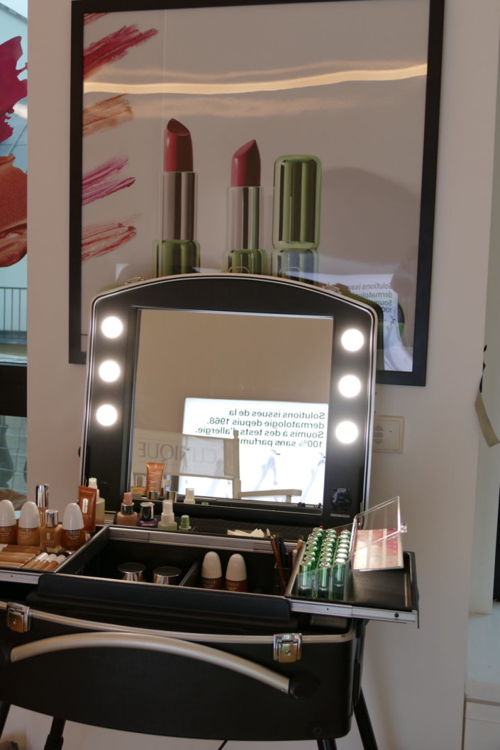 Lancement nouveau rouge à lèvres Pop Lips de Clinique avec Studio Candy : prestation sur mesure : table décorée, pâtisseries en forme de bouche, sablés logo, fontaines à boissons
