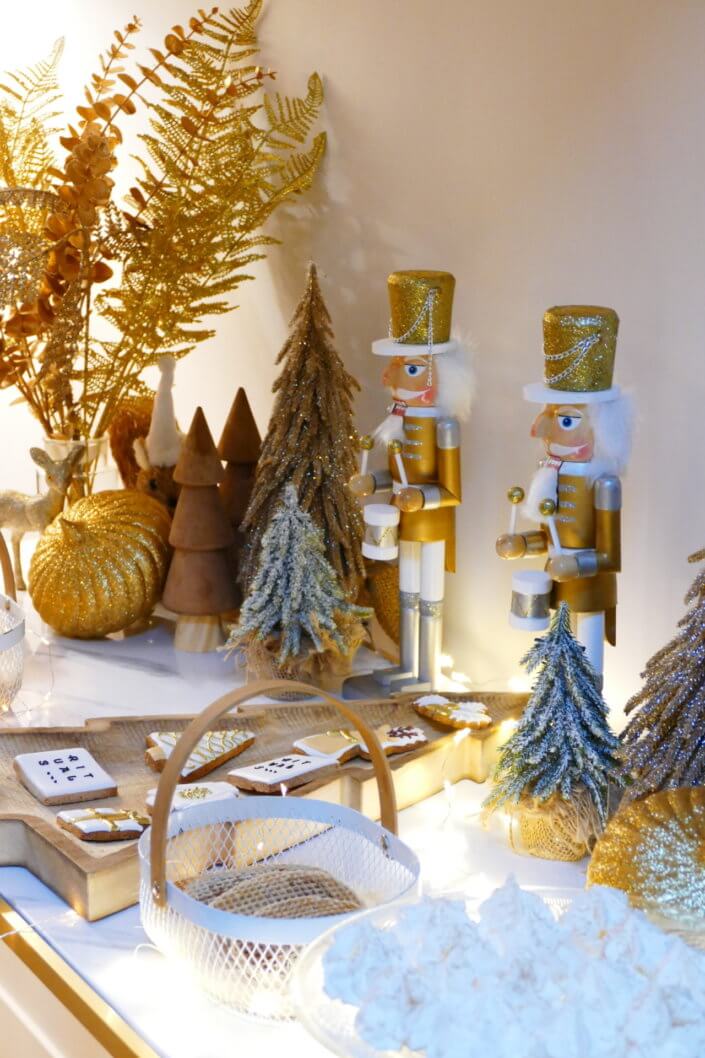 Gouter de Noël en blanc et or pour Rituals par Studio Candy avec des sablés décorés de Noël, des financiers, des gaufres au sucre, des madeleines pistache, des meringue en forme de sapin et des chamallows bonhommes de neige