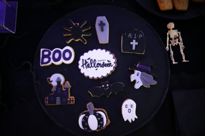 Evénement Halloween chez Genetec par Studio Candy avec grand buffet salé et sucré sur mesure, décoration de la salle, bar à cocktails, borne photos