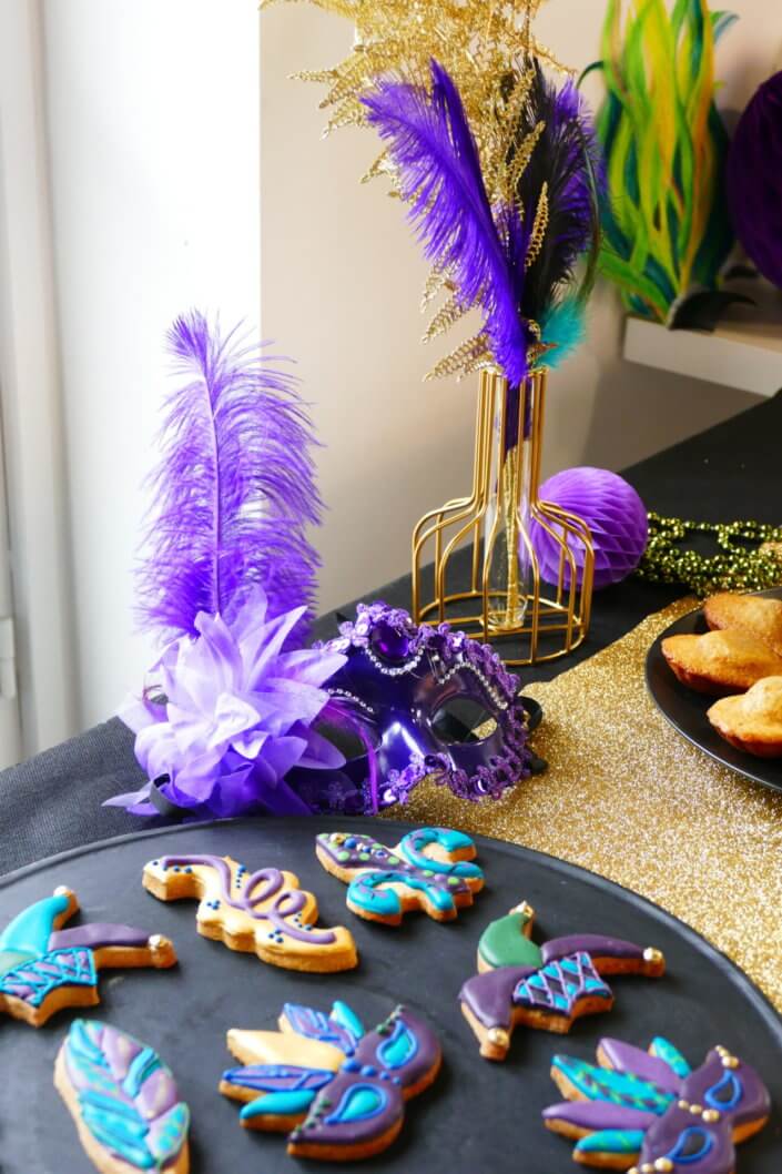 Afterwork Carnaval chez Bleu Libellule par Studio Candy avec décoration et set up sur mesure avec masques, plumes, vases, sablés décorés, brochettes de meringues, boissons