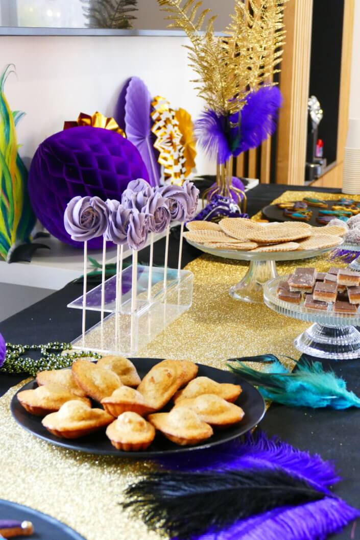 Afterwork Carnaval chez Bleu Libellule par Studio Candy avec décoration et set up sur mesure avec masques, plumes, vases, sablés décorés, brochettes de meringues, boissons