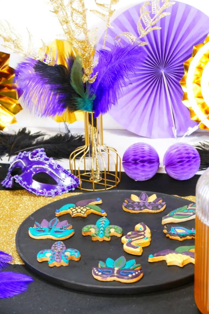 Afterwork Carnaval chez Bleu Libellule par Studio Candy avec décoration et set up sur mesure avec masques, plumes, vases, sablés décorés, brochettes de meringues, boissons