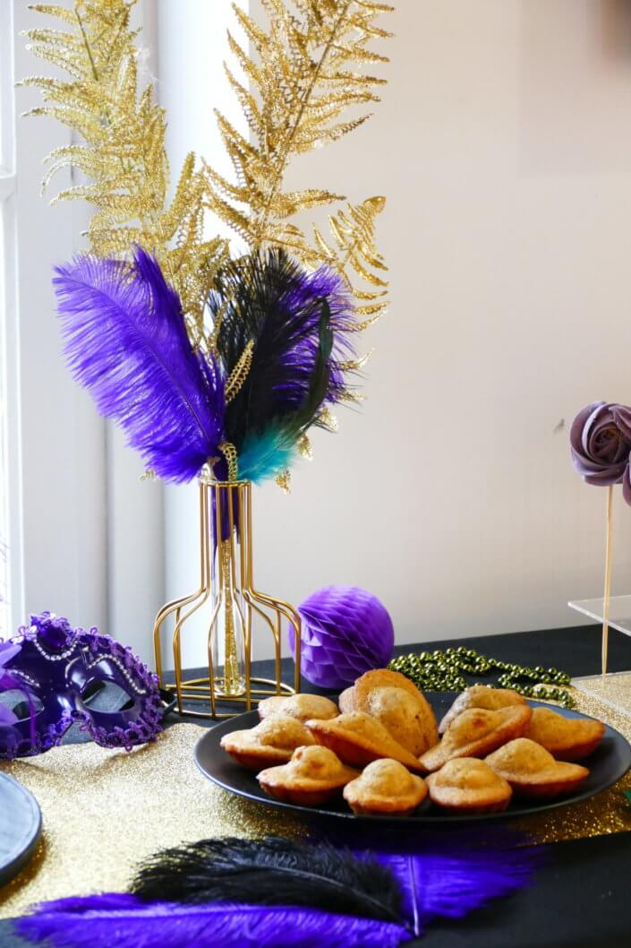 Afterwork Carnaval chez Bleu Libellule par Studio Candy avec décoration et set up sur mesure avec masques, plumes, vases, sablés décorés, brochettes de meringues, boissons