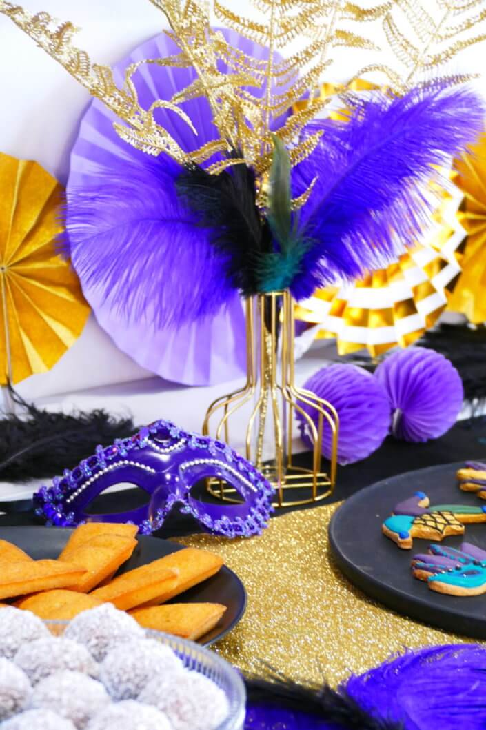 Afterwork Carnaval chez Bleu Libellule par Studio Candy avec décoration et set up sur mesure avec masques, plumes, vases, sablés décorés, brochettes de meringues, boissons