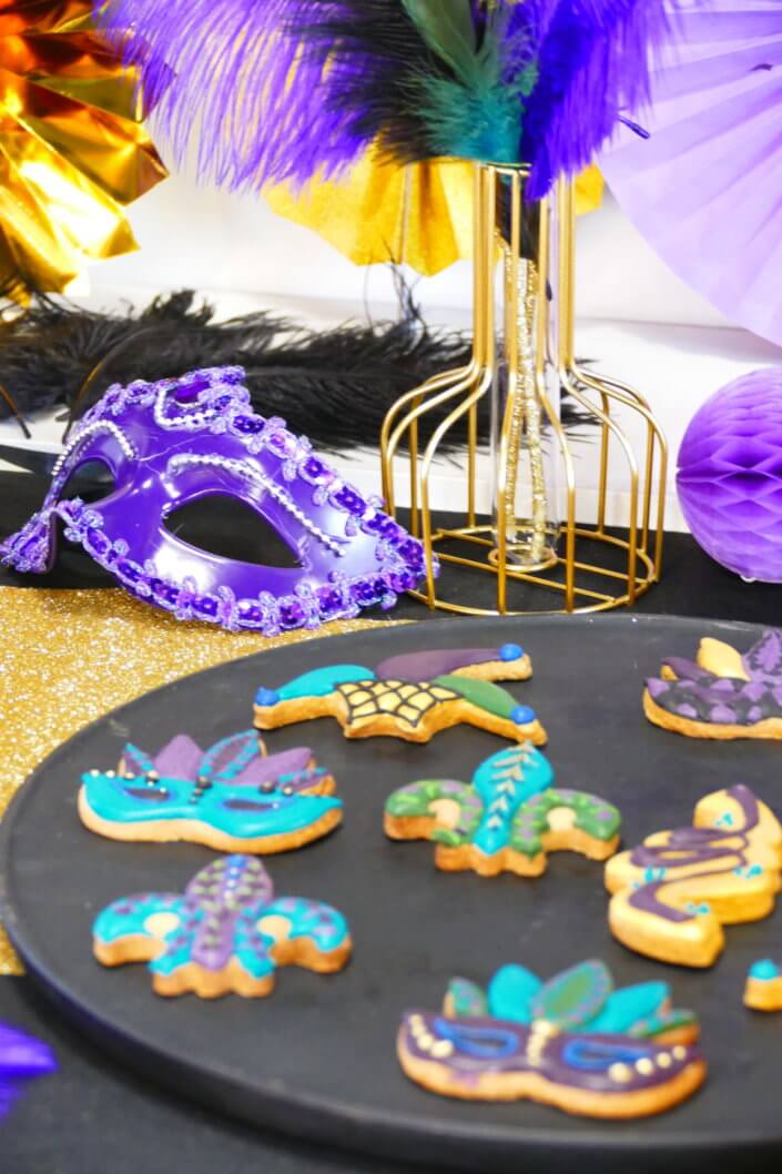 Afterwork Carnaval chez Bleu Libellule par Studio Candy avec décoration et set up sur mesure avec masques, plumes, vases, sablés décorés, brochettes de meringues, boissons,