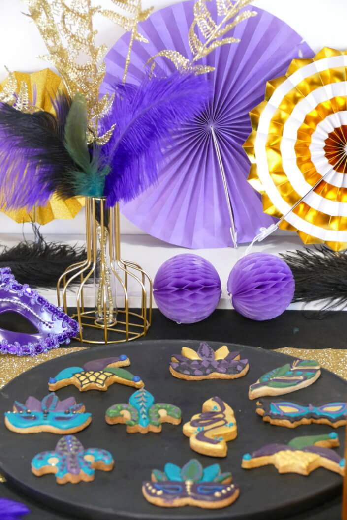 Afterwork Carnaval chez Bleu Libellule par Studio Candy avec décoration et set up sur mesure avec masques, plumes, vases, sablés décorés, brochettes de meringues, boissons