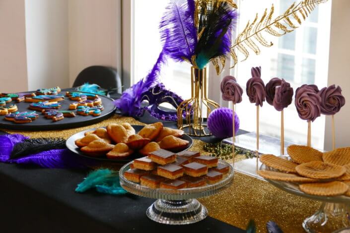 Afterwork Carnaval chez Bleu Libellule par Studio Candy avec décoration et set up sur mesure avec masques, plumes, vases, sablés décorés, brochettes de meringues, boissons