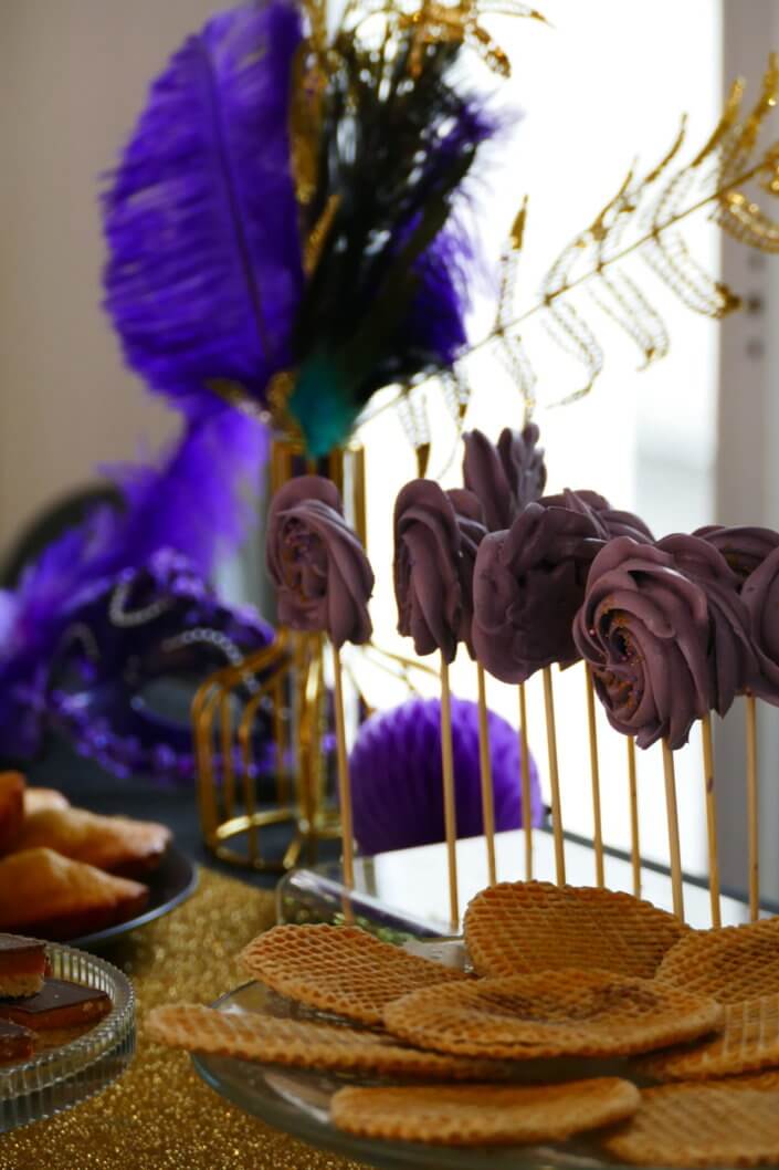 Afterwork Carnaval chez Bleu Libellule par Studio Candy avec décoration et set up sur mesure avec masques, plumes, vases, sablés décorés, brochettes de meringues, boissons