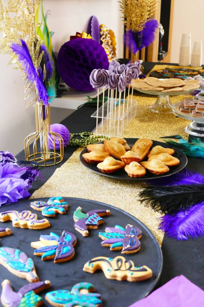 Afterwork Carnaval chez Bleu Libellule par Studio Candy avec décoration et set up sur mesure avec masques, plumes, vases, sablés décorés, brochettes de meringues, boissons