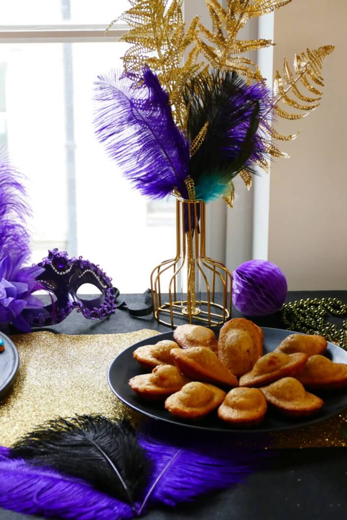 Afterwork Carnaval chez Bleu Libellule par Studio Candy avec décoration et set up sur mesure avec masques, plumes, vases, sablés décorés, brochettes de meringues, boissons
