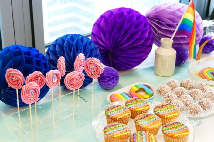 Gouter thème pride pour Axa XL par Studio Candy avec patisseries et décoration sur mesure, drapeaux pride et boules alvéolées multicolores