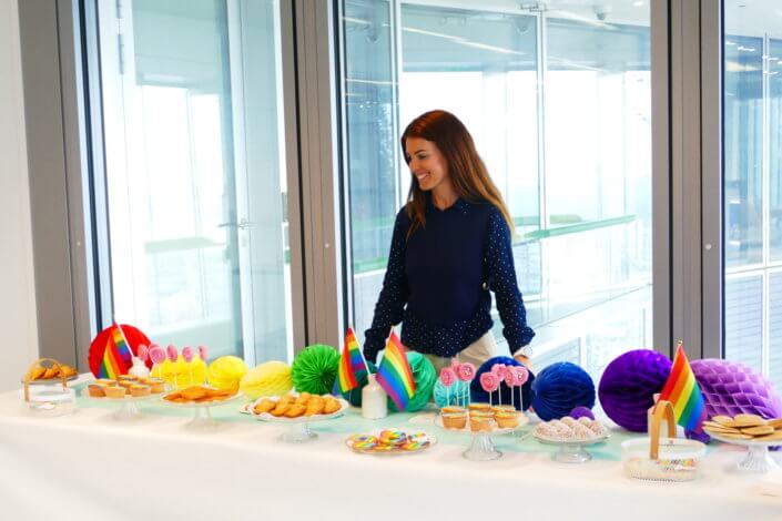Gouter thème pride pour Axa XL par Studio Candy avec patisseries et décoration sur mesure, drapeaux pride et boules alvéolées multicolores
