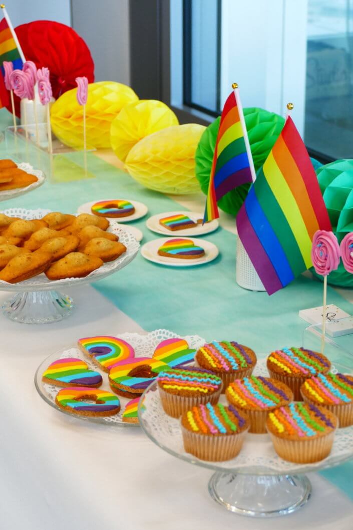 Gouter thème pride pour Axa XL par Studio Candy avec patisseries et décoration sur mesure, drapeaux pride et boules alvéolées multicolores