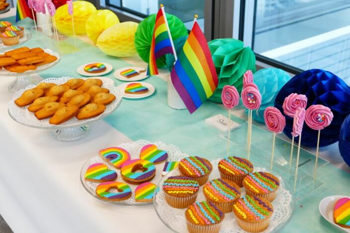 Gouter thème pride pour Axa XL par Studio Candy avec patisseries et décoration sur mesure, drapeaux pride et boules alvéolées multicolores