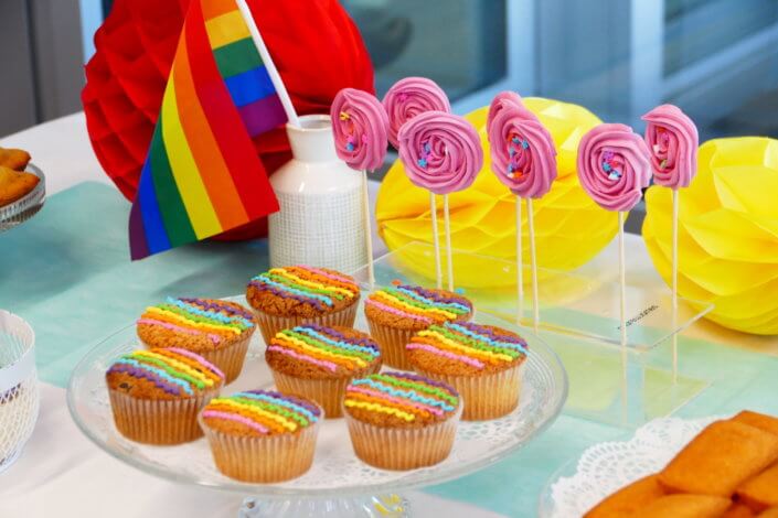Gouter thème pride pour Axa XL par Studio Candy avec patisseries et décoration sur mesure, drapeaux pride et boules alvéolées multicolores