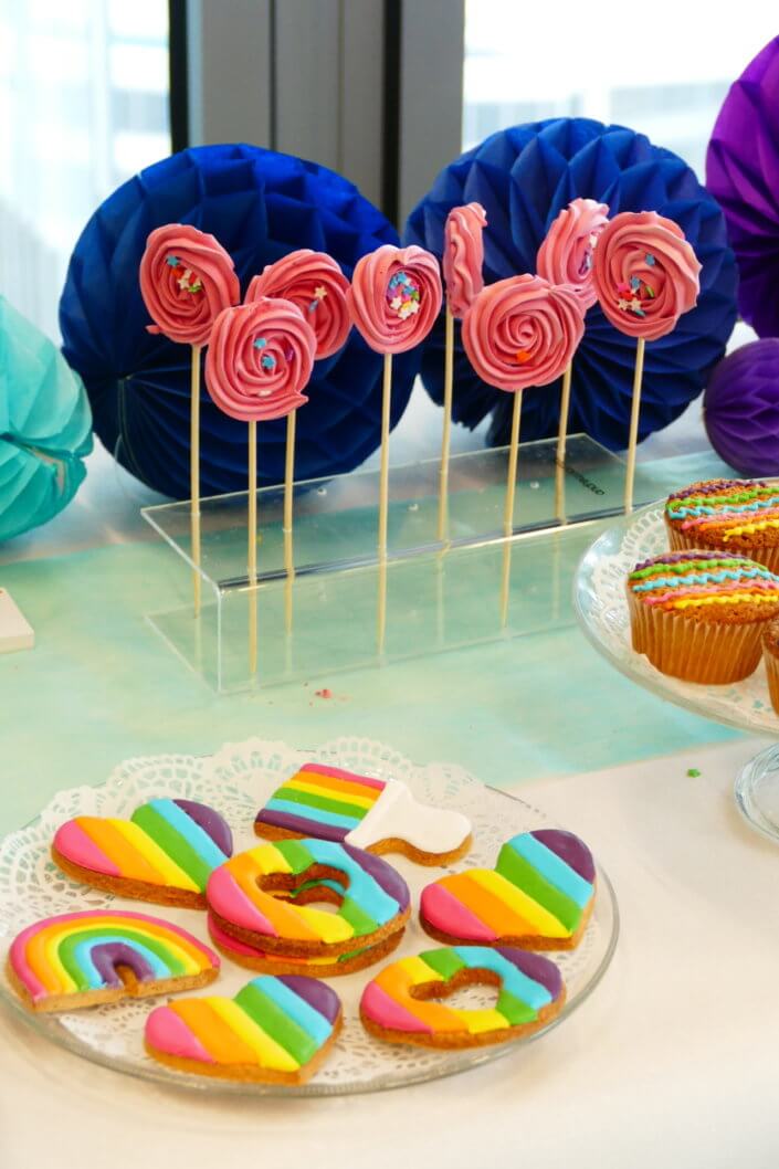 Gouter thème pride pour Axa XL par Studio Candy avec patisseries et décoration sur mesure, drapeaux pride et boules alvéolées multicolores