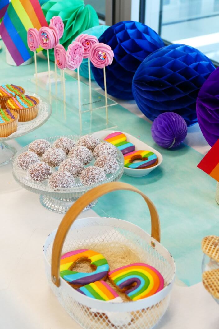 Gouter thème pride pour Axa XL par Studio Candy avec patisseries et décoration sur mesure, drapeaux pride et boules alvéolées multicolores