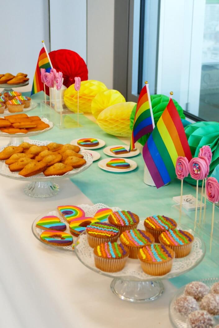 Gouter thème pride pour Axa XL par Studio Candy avec patisseries et décoration sur mesure, drapeaux pride et boules alvéolées multicolores