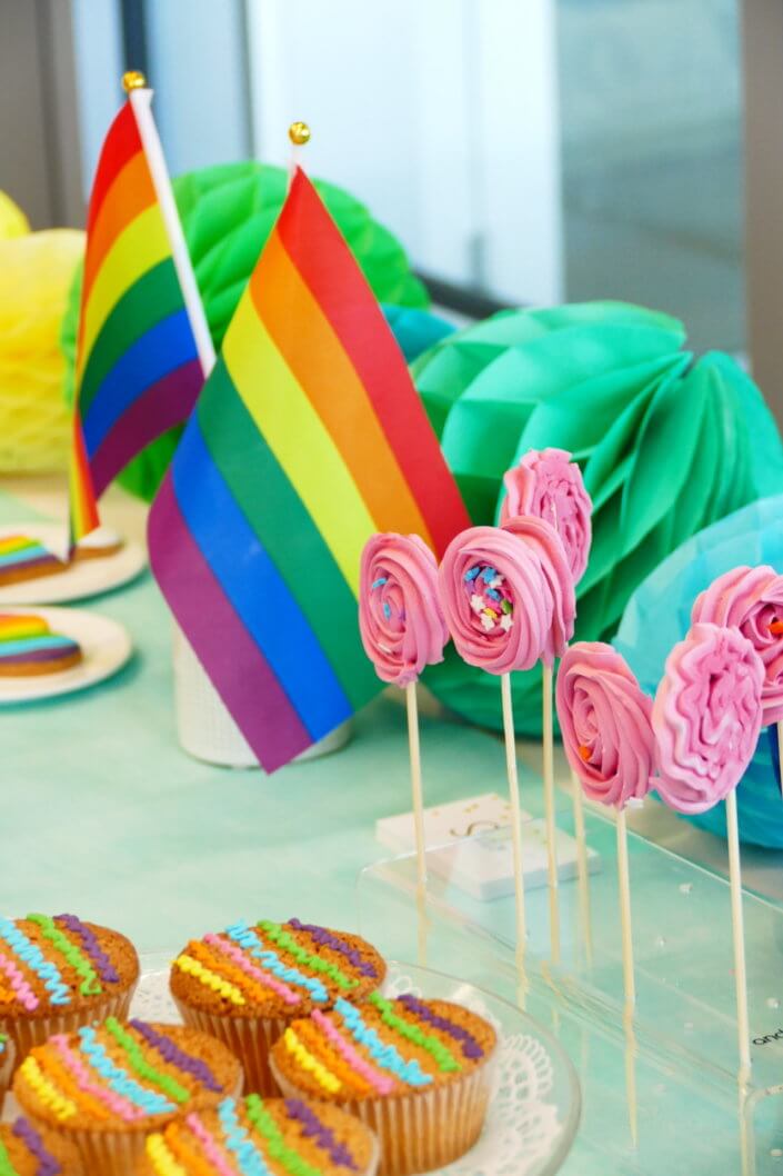 Gouter thème pride pour Axa XL par Studio Candy avec patisseries et décoration sur mesure, drapeaux pride et boules alvéolées multicolores