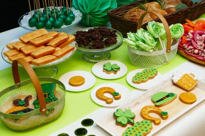 Saint Patrick chez Jeantet par Studio Candy avec cocktail déjeunatoire, planches apéritives, pâtisseries sur mesure dans le thème et scénographie green
