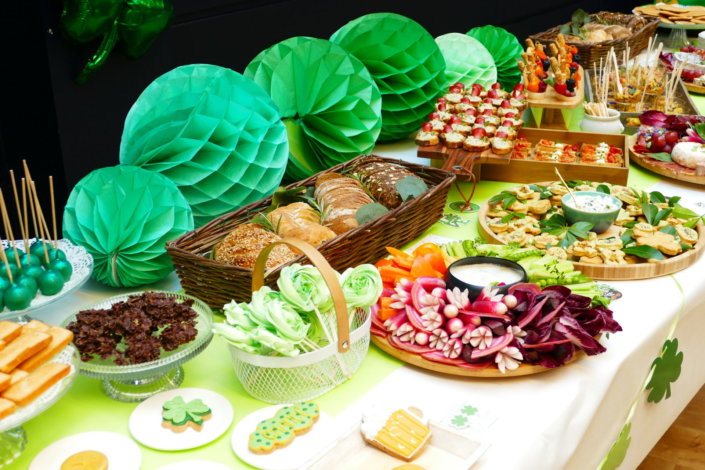 Saint Patrick chez Jeantet par Studio Candy avec cocktail déjeunatoire, planches apéritives, pâtisseries sur mesure dans le thème et scénographie green