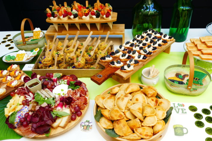 Saint Patrick chez Jeantet par Studio Candy avec cocktail déjeunatoire, planches apéritives, pâtisseries sur mesure dans le thème et scénographie green