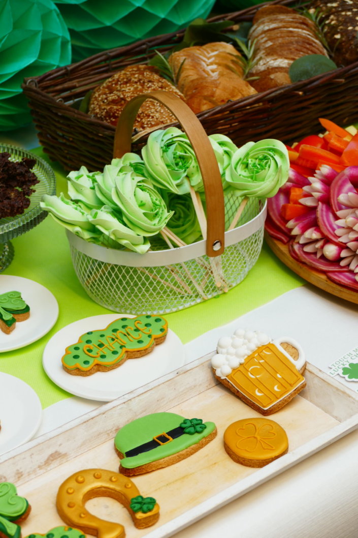 Saint Patrick chez Jeantet par Studio Candy avec cocktail déjeunatoire, planches apéritives, pâtisseries sur mesure dans le thème et scénographie green