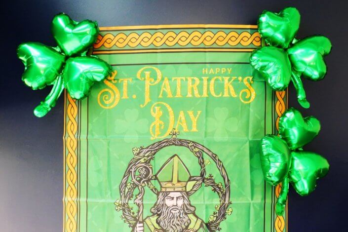 Saint Patrick chez Jeantet par Studio Candy avec cocktail déjeunatoire, planches apéritives, pâtisseries sur mesure dans le thème et scénographie green