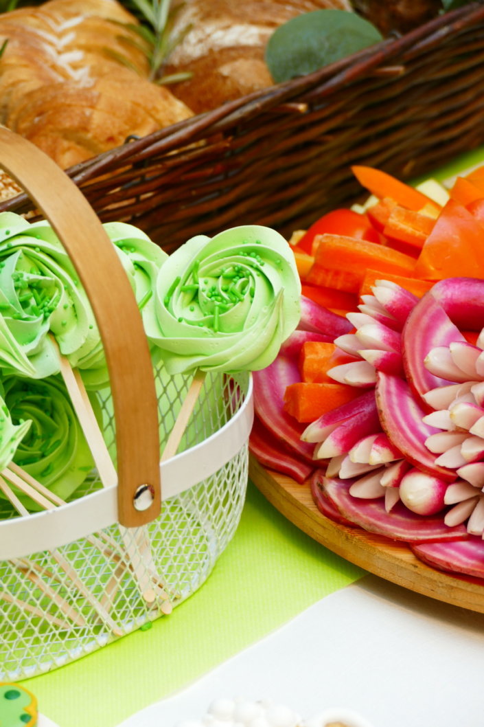 Saint Patrick chez Jeantet par Studio Candy avec cocktail déjeunatoire, planches apéritives, pâtisseries sur mesure dans le thème et scénographie green