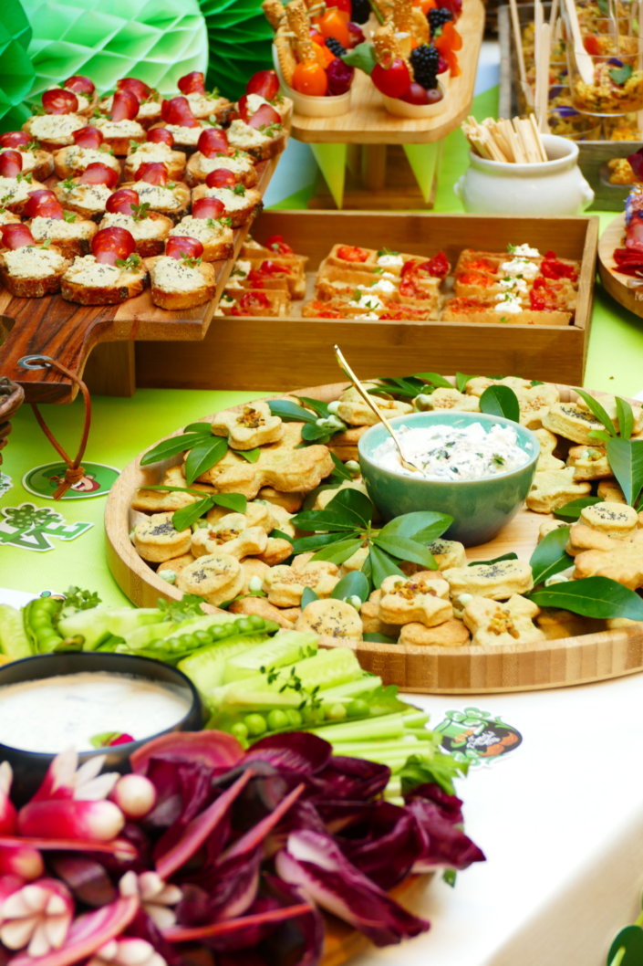 Saint Patrick chez Jeantet par Studio Candy avec cocktail déjeunatoire, planches apéritives, pâtisseries sur mesure dans le thème et scénographie green