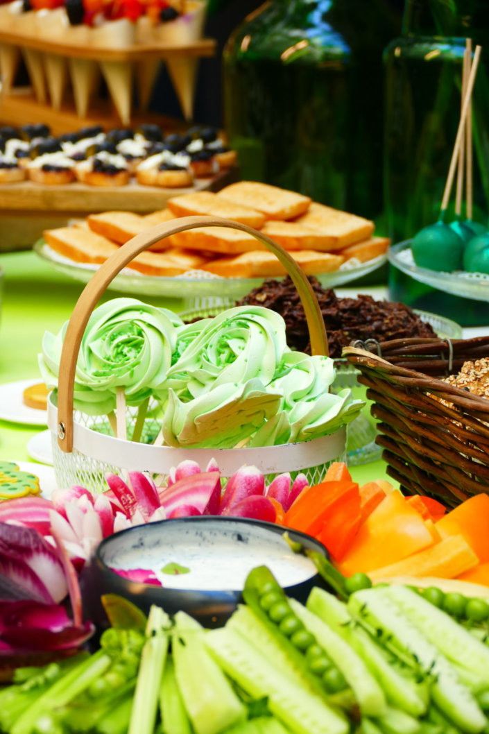 Saint Patrick chez Jeantet par Studio Candy avec cocktail déjeunatoire, planches apéritives, pâtisseries sur mesure dans le thème et scénographie green