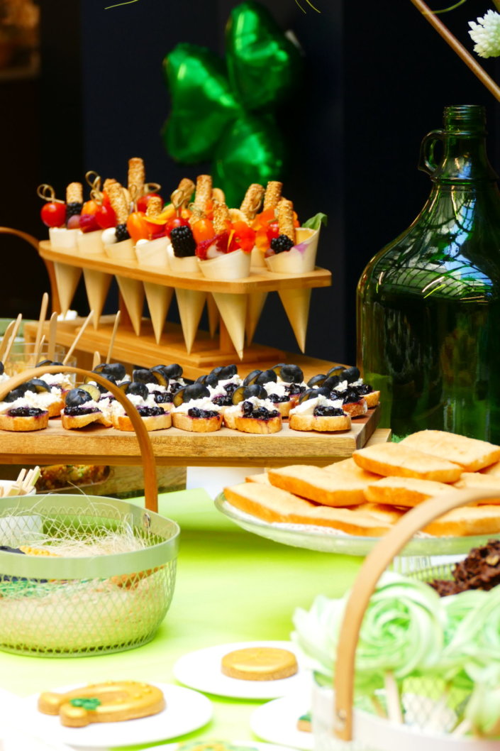 Saint Patrick chez Jeantet par Studio Candy avec cocktail déjeunatoire, planches apéritives, pâtisseries sur mesure dans le thème et scénographie green