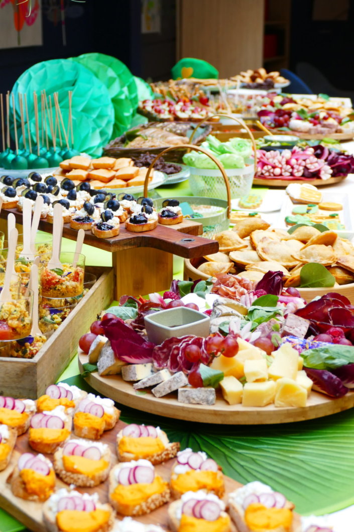 Saint Patrick chez Jeantet par Studio Candy avec cocktail déjeunatoire, planches apéritives, pâtisseries sur mesure dans le thème et scénographie green