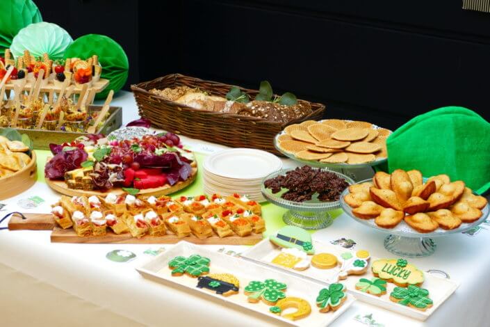 Saint Patrick chez Jeantet par Studio Candy avec cocktail déjeunatoire, planches apéritives, pâtisseries sur mesure dans le thème et scénographie green